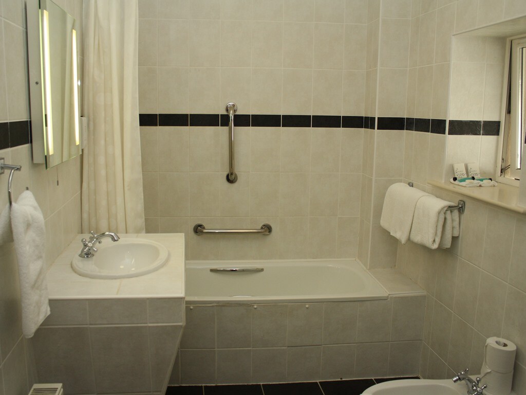 Double or Twin Ensuite with Bath and a Balcony at
