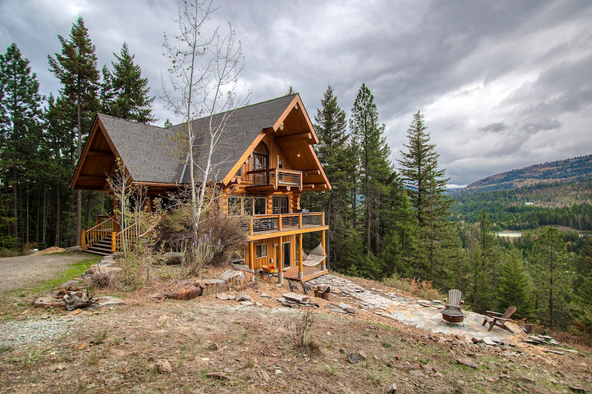 4BR log cabin in the woods with amazing lake views