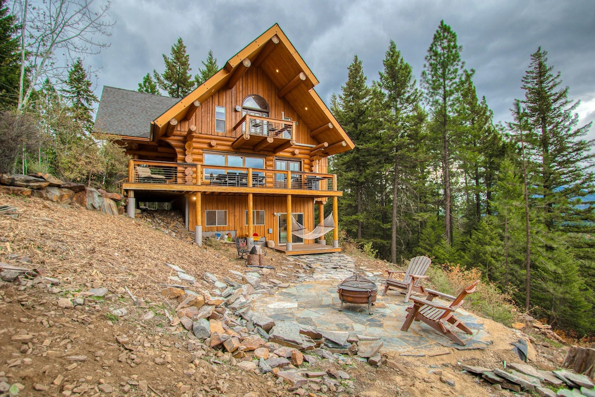 4BR log cabin in the woods with amazing lake views