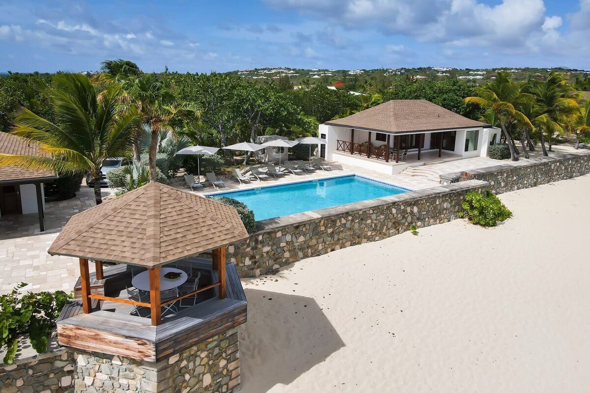Blue Beach - Stunning beachfront villa with pool