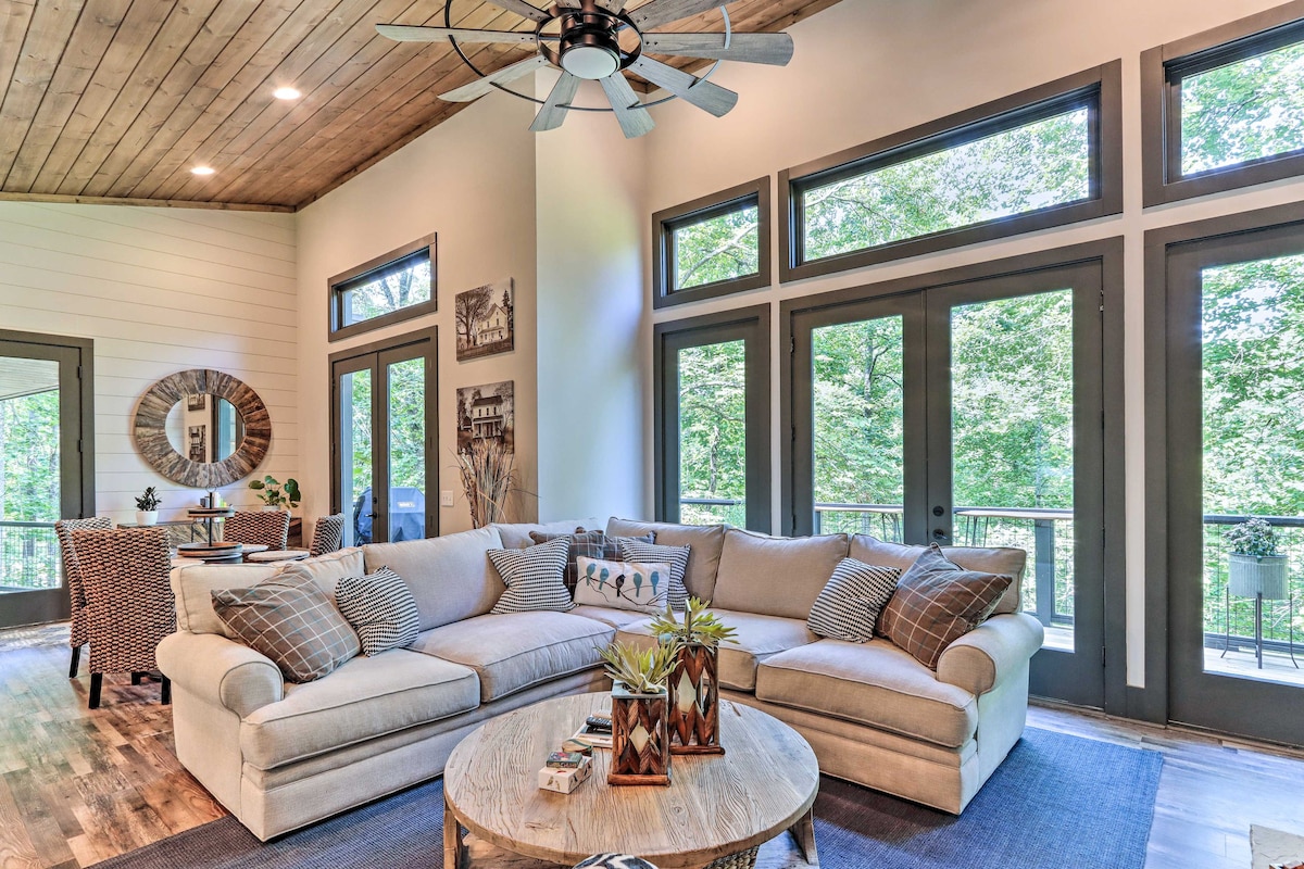 Luxe Ellijay Cabin Escape: Hot Tub & Fire Pit!