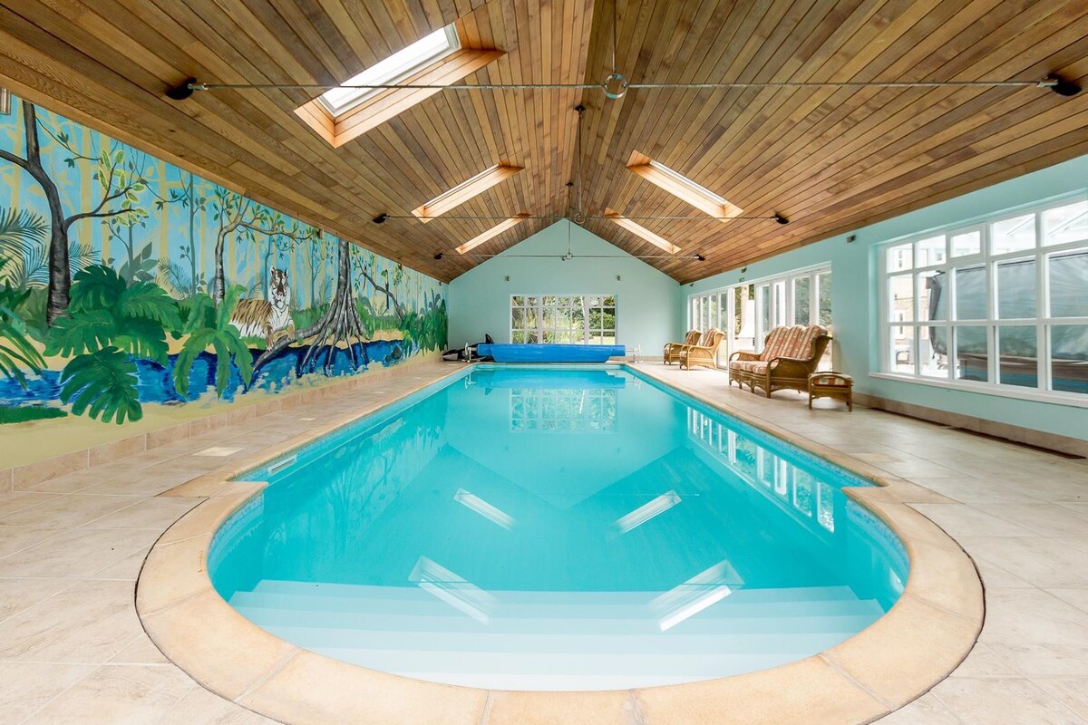 诺福克乡村小屋可容纳23人-私人泳池、钓鱼湖、热水浴缸参考99008SC