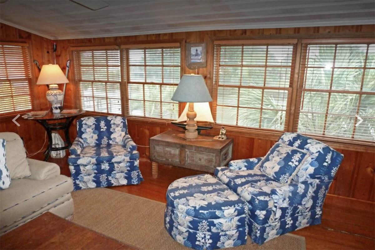 Retro Coastal Getaway Character filled Cottage wit