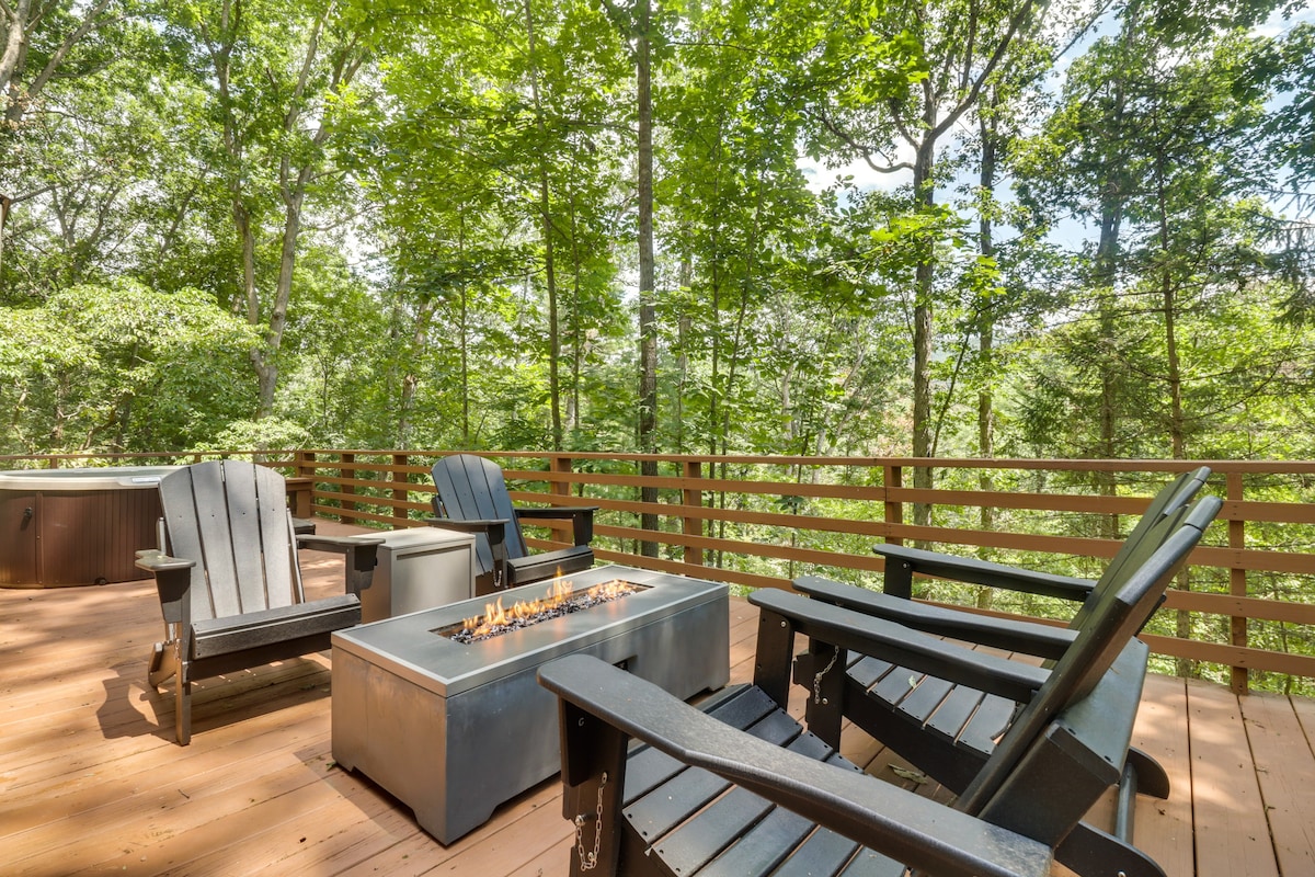 Fully Renovated Broadway Cabin w/ Private Hot Tub!