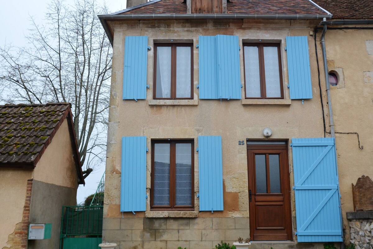 Nice house for 4 ppl. at Saint-Amand-en-Puisaye