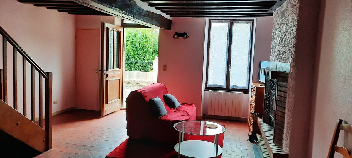 Nice house for 4 ppl. at Saint-Amand-en-Puisaye