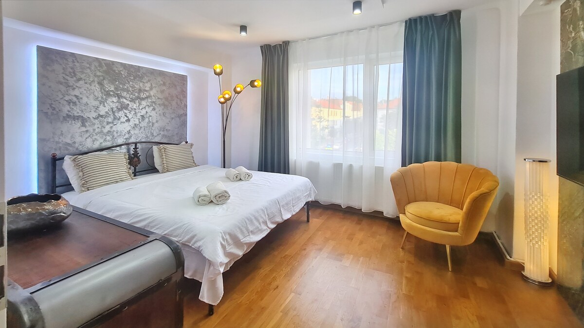 Main square 5* luxury 2 king bedrooms apartment with view.