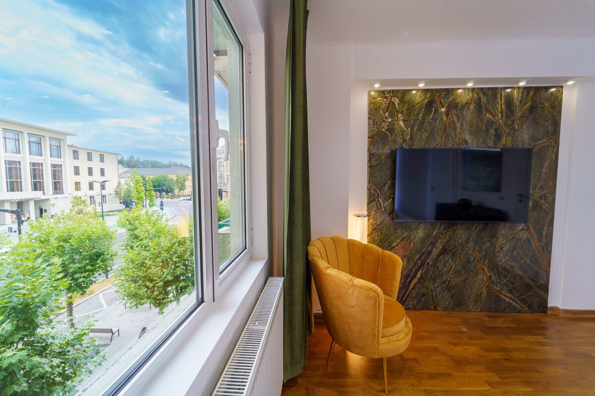 Main square 5* luxury 2 king bedrooms apartment with view.