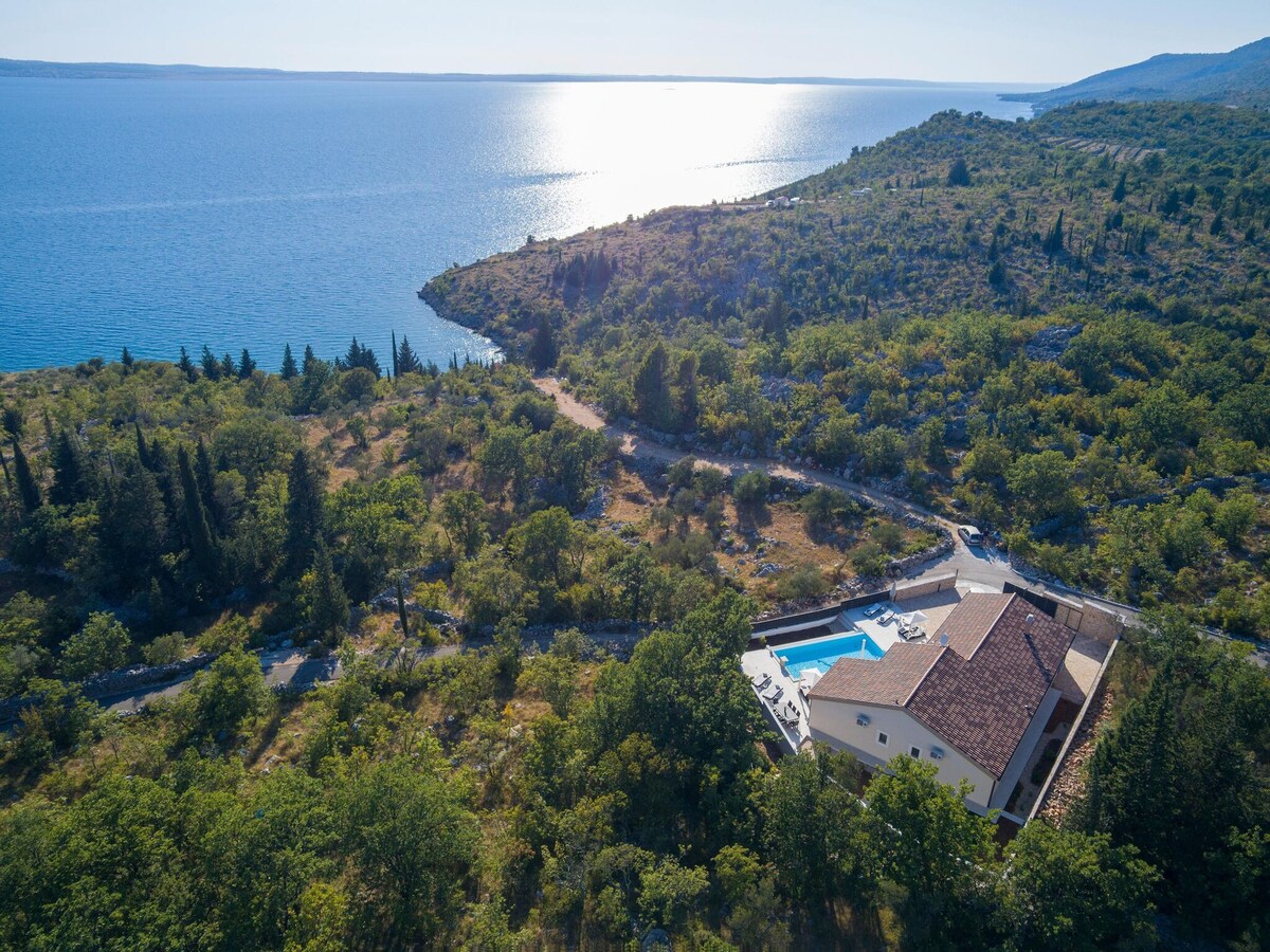 Amazing villa with pool