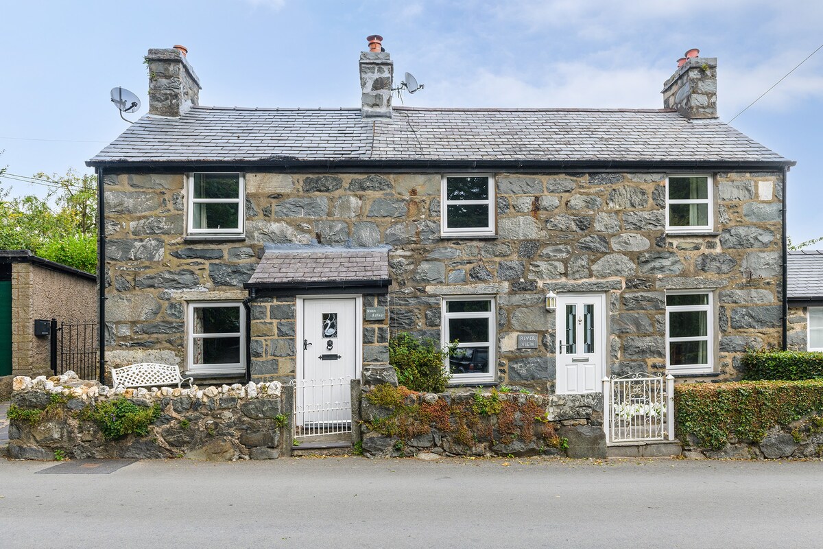 Swan Cottage, Traditional Cottage in North Wales