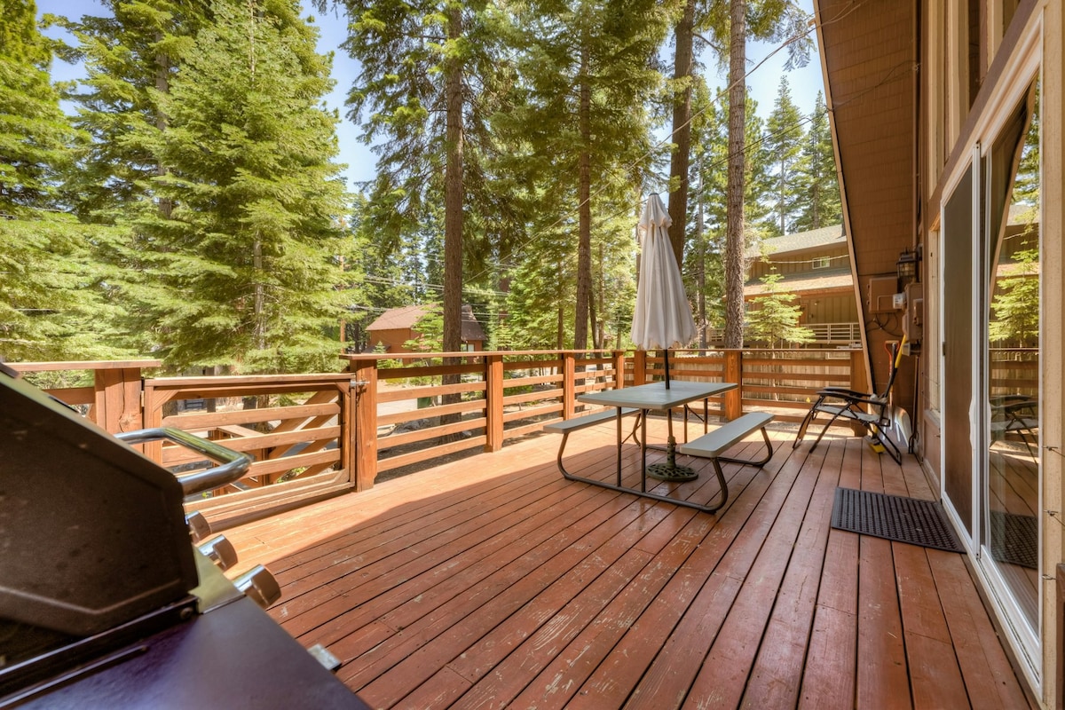 Cozy 4BR Valleyview | Fireplace | Deck | W/D