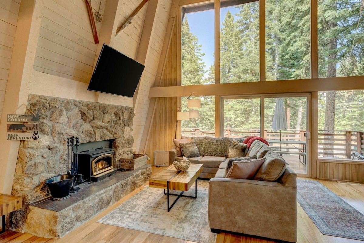 Cozy 4BR Valleyview | Fireplace | Deck | W/D