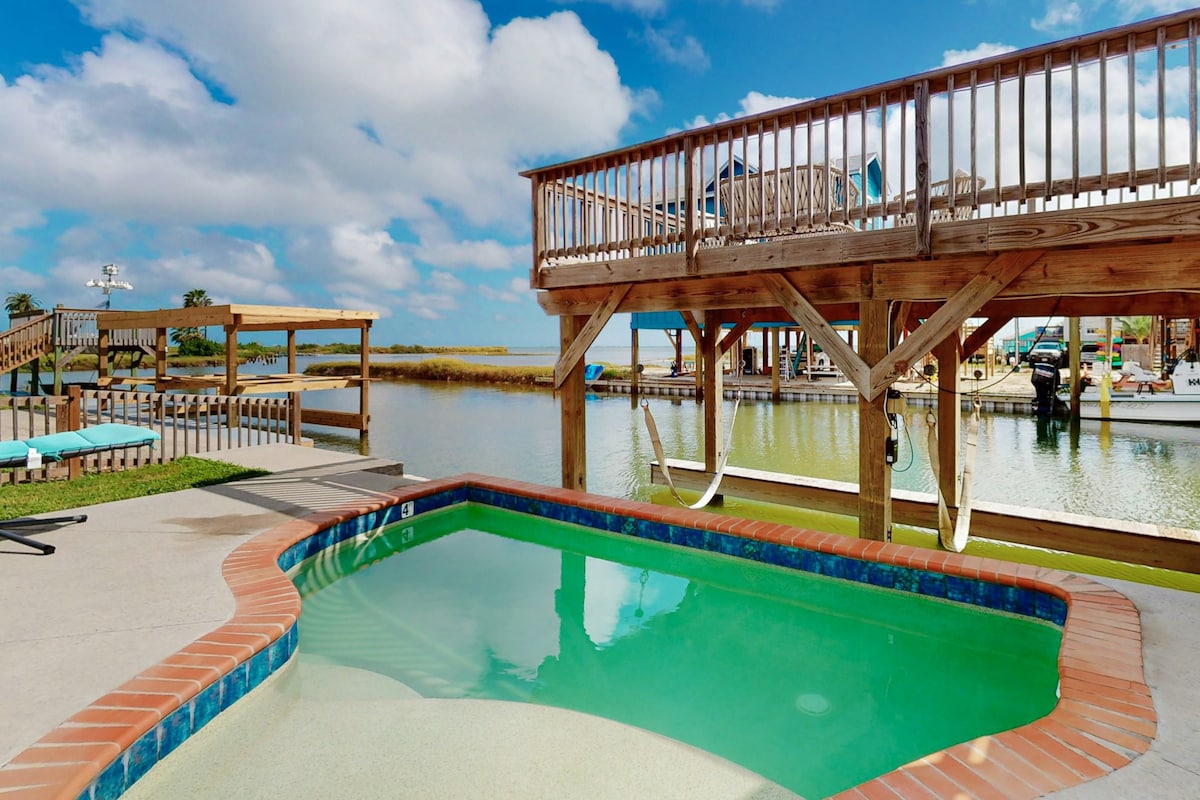 Waterfront 2BR dog-friendly, private pool, dock