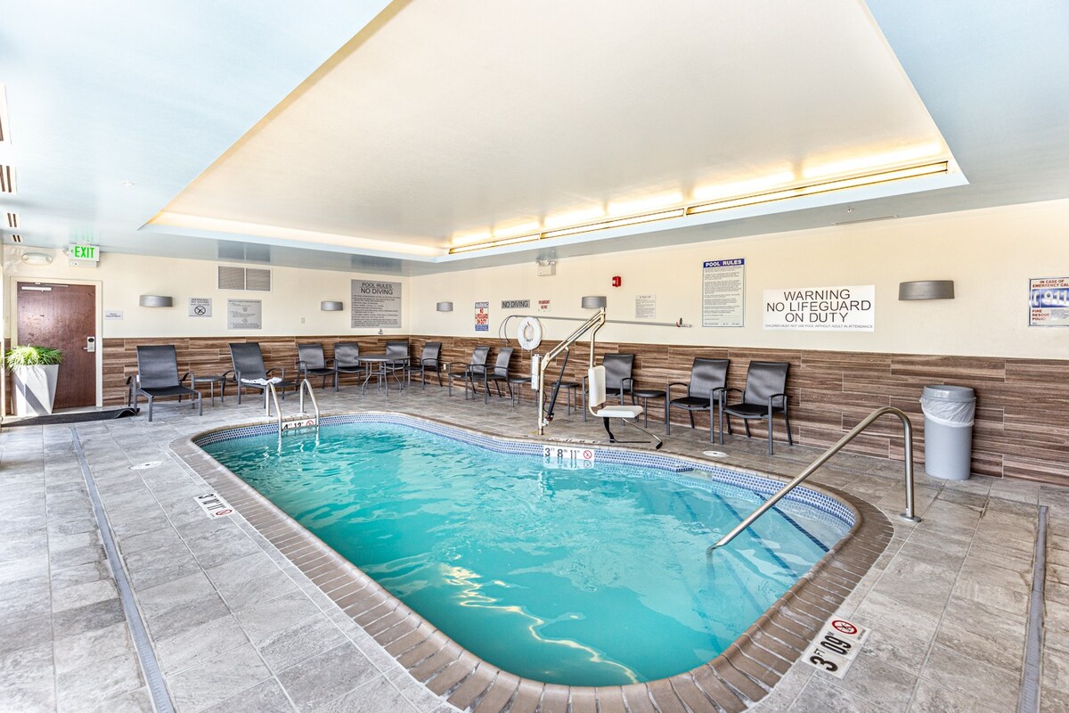 豪华湖滨顶层公寓，泳池，健身房，位于DL中心！