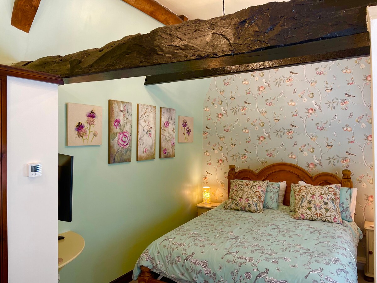 The Saddlery - Kingsize Deluxe - En-suite with shower - Courtyard view