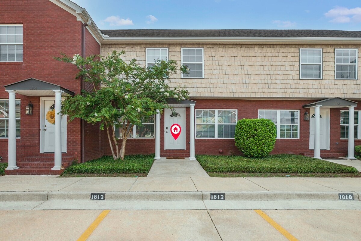Cheerful 3 bed 2.5 bath townhome in Prattville!