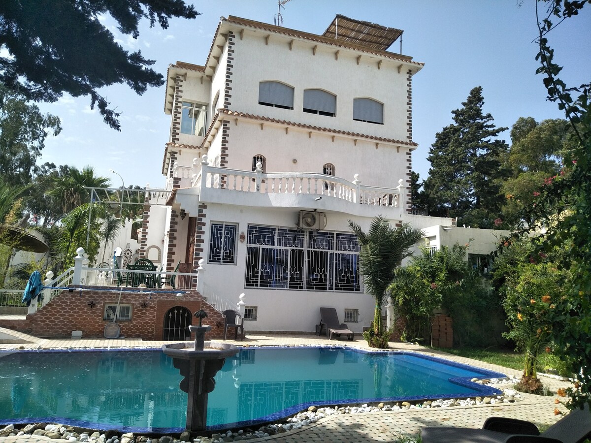 丹吉尔（ Tangier ）超棒的房间，可容纳5人，带泳池