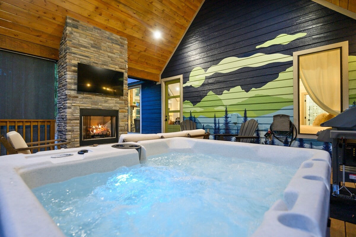 Key Lime Sky Cabin的按摩椅和热水浴缸