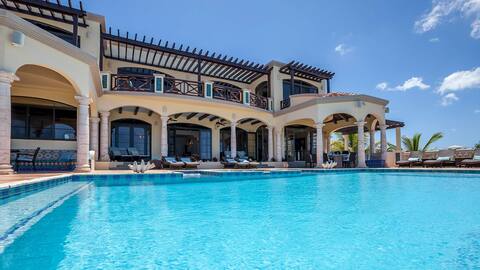 Five spacious bedrooms Caribbean villa at Sea of R