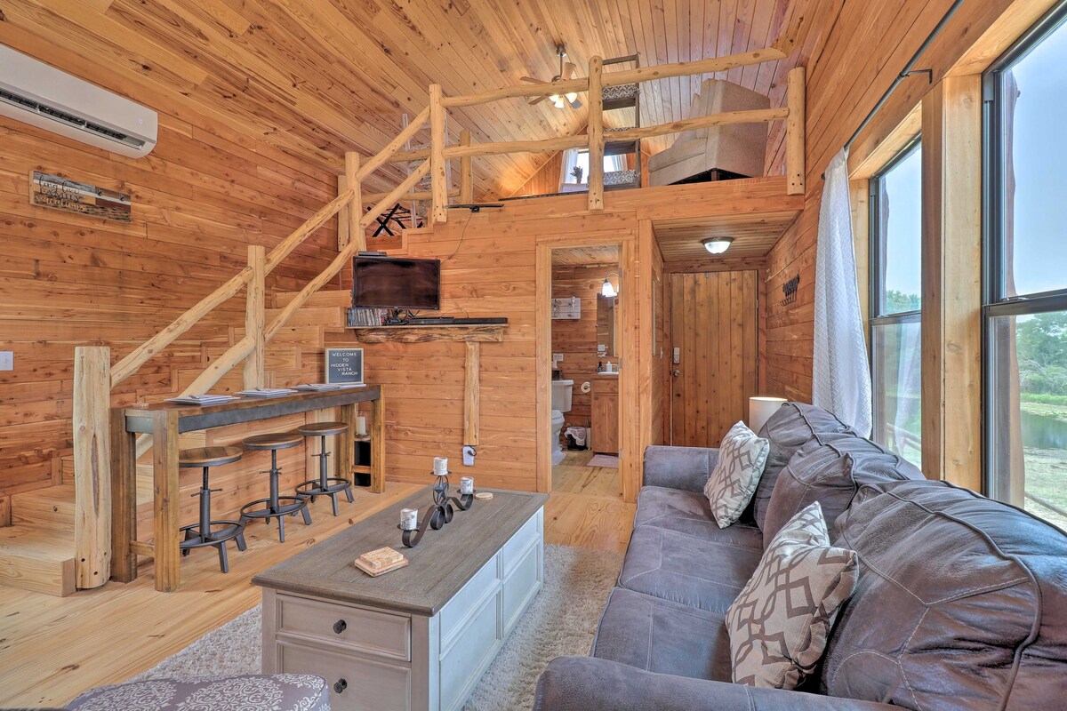 Chic Thorndale Cabin w/ Fire Pit & Paddleboat!