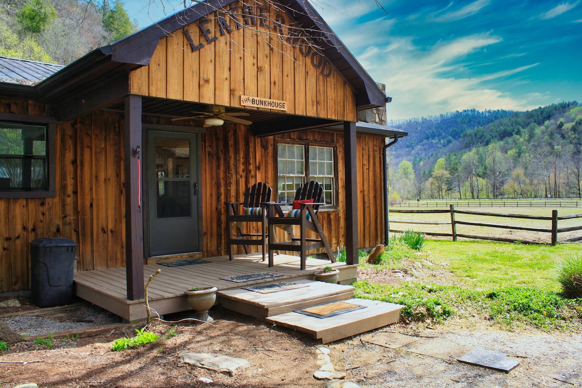 The Bunk House: Newly Renovated, Cute Cabin On