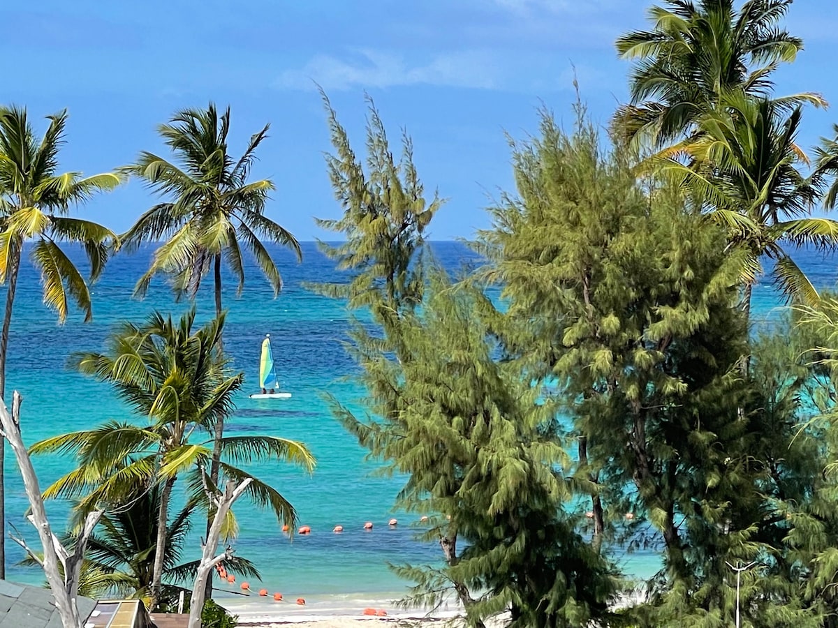 3层顶层公寓，热水浴缸，海景，距离沙滩仅几步之遥