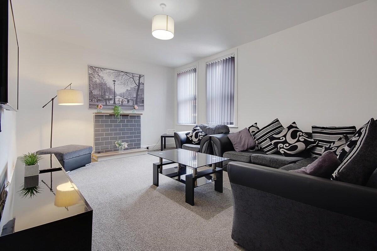 Two Bedroom Spacious Modern Central Apartment