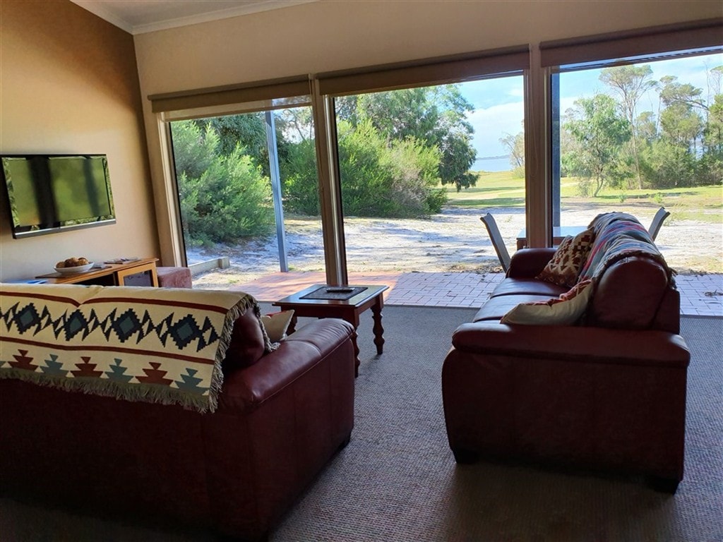 Huon 1 bedroom lake view