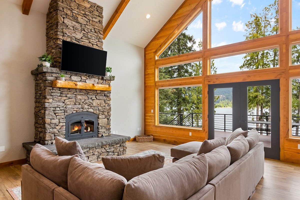 Gorgeous 4BR Riverfront | Fireplace
