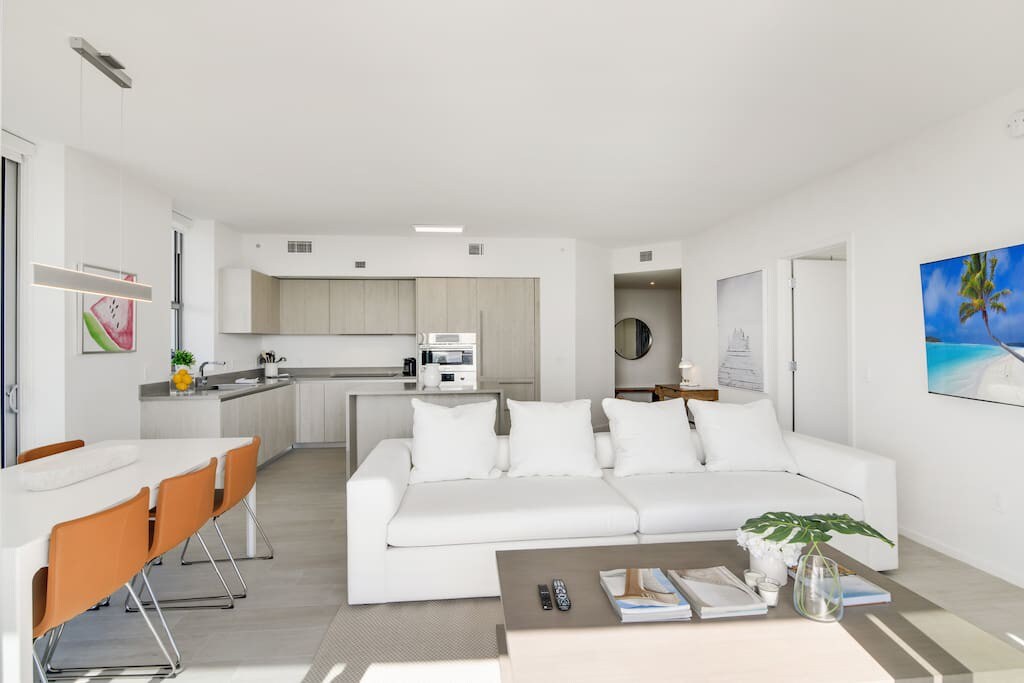 Luxury Corner Apartment in Hollywood Beach