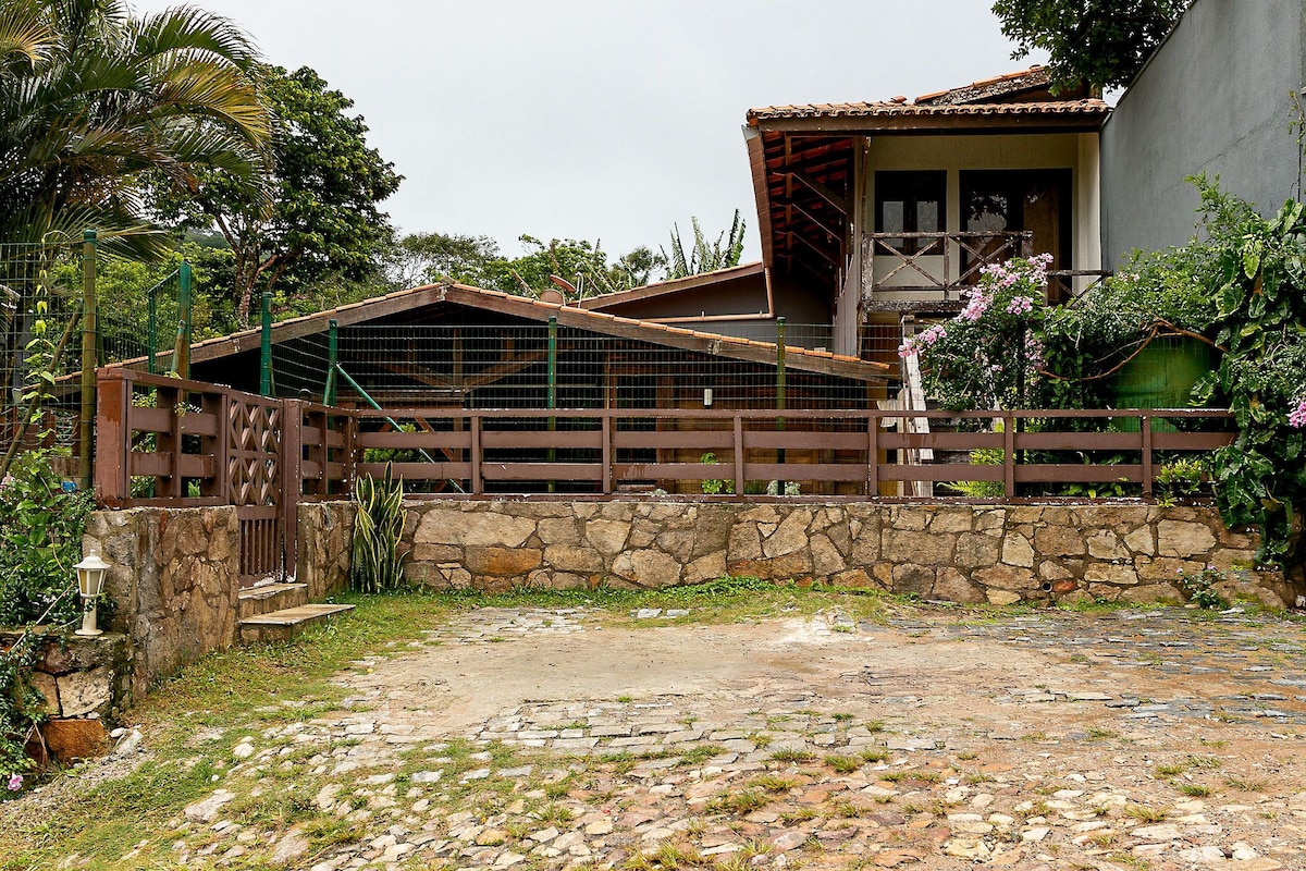 Grande casa com piscina e salão de jogos em Guaramiranga (Casa Solar Brasil Almeida)