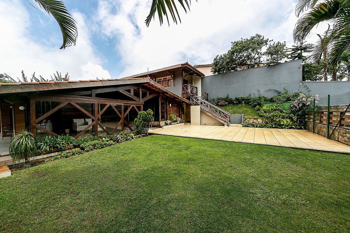 Grande casa com piscina e salão de jogos em Guaramiranga (Casa Solar Brasil Almeida)