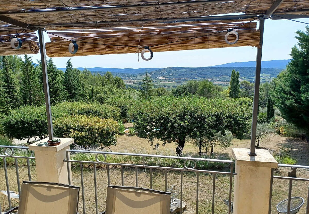 Près d'Apt, Luberon, grande villa avec piscine, pi