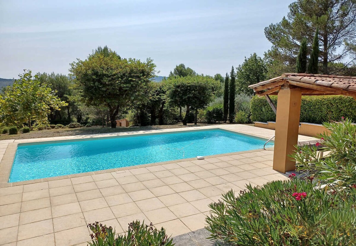 Près d'Apt, Luberon, grande villa avec piscine, pi