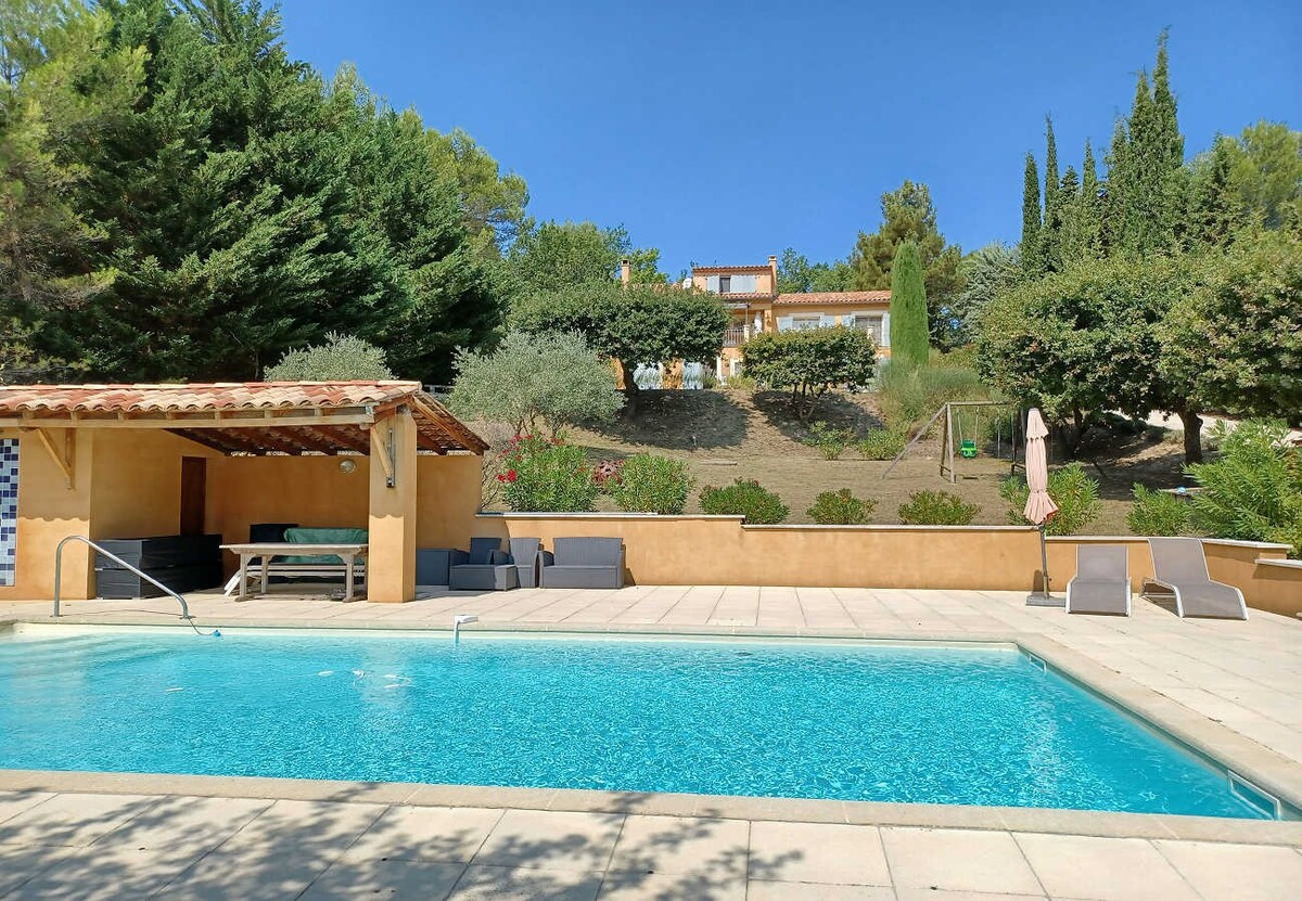 Près d'Apt, Luberon, grande villa avec piscine, pi