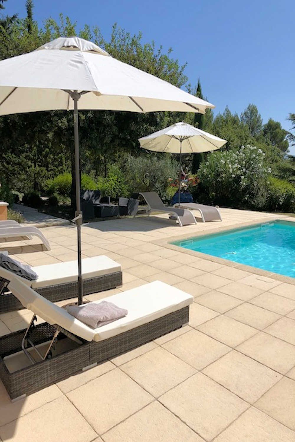 Près d'Apt, Luberon, grande villa avec piscine, pi