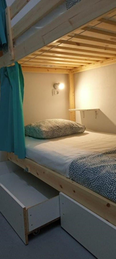 Cama en Dormitorio femenino de 6 camas
