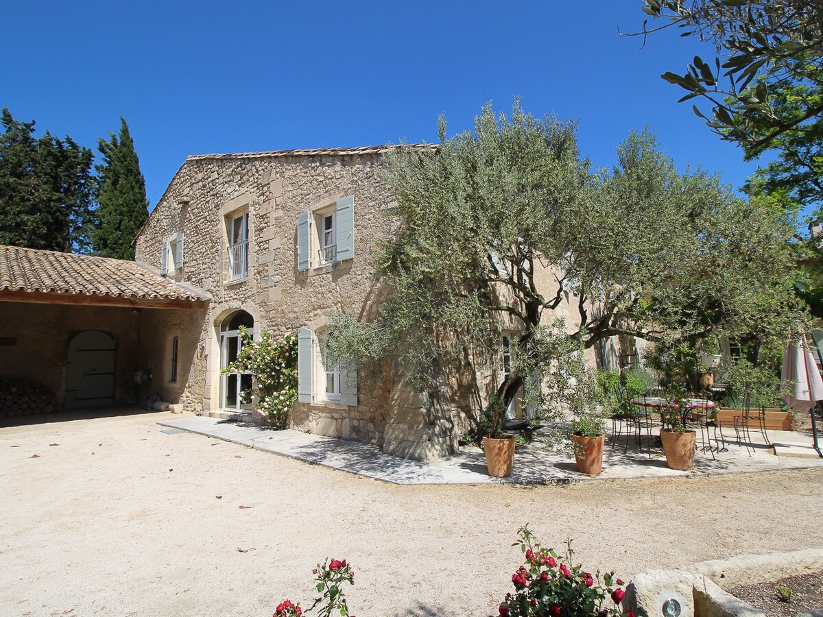 Près de Saint-Rémy-de-Provence, mas climatisé avec