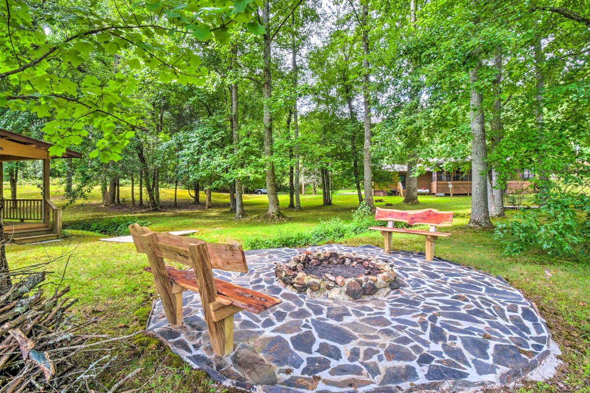 Grand Murphy Cabin w/ Fire Pit & Game Room!