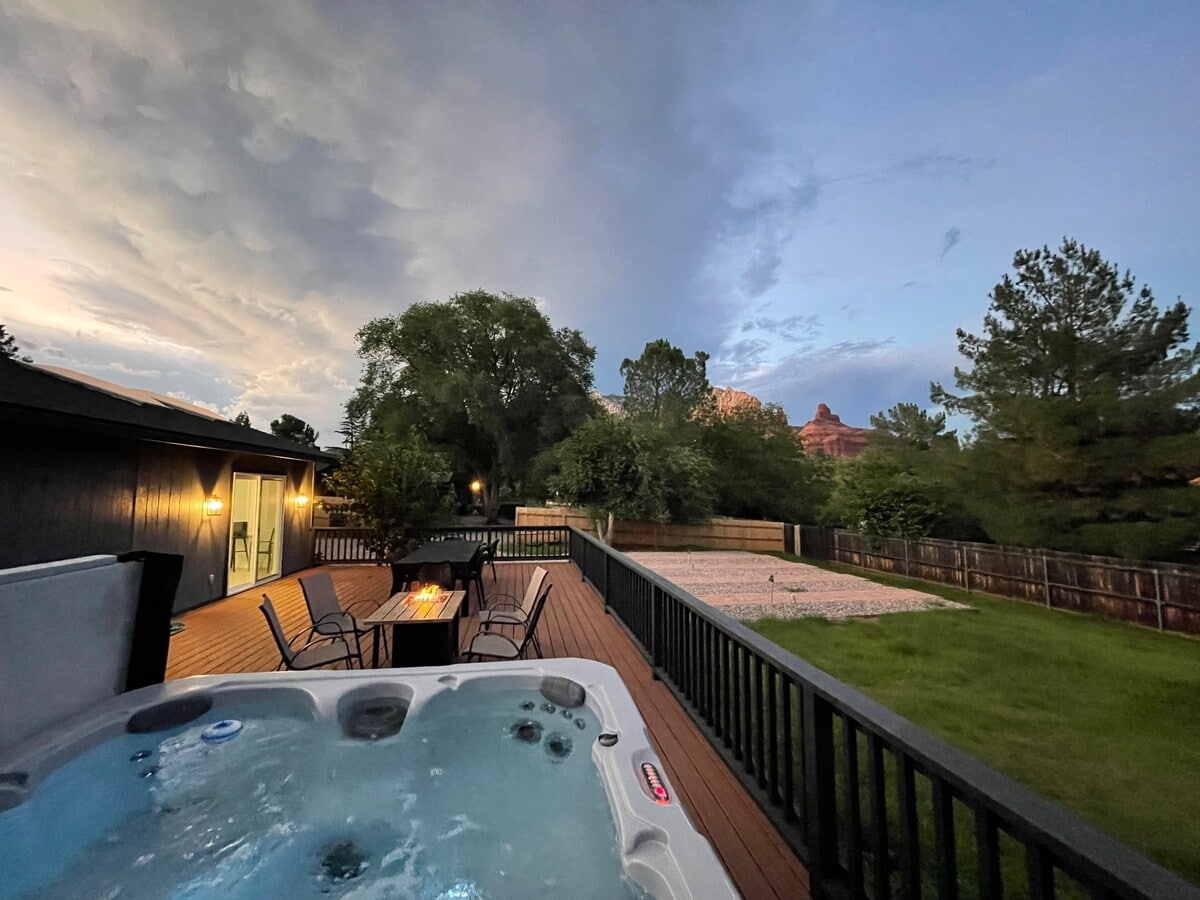 Uptown Vacation Villa @ The OZ w/ Hot tub & Views