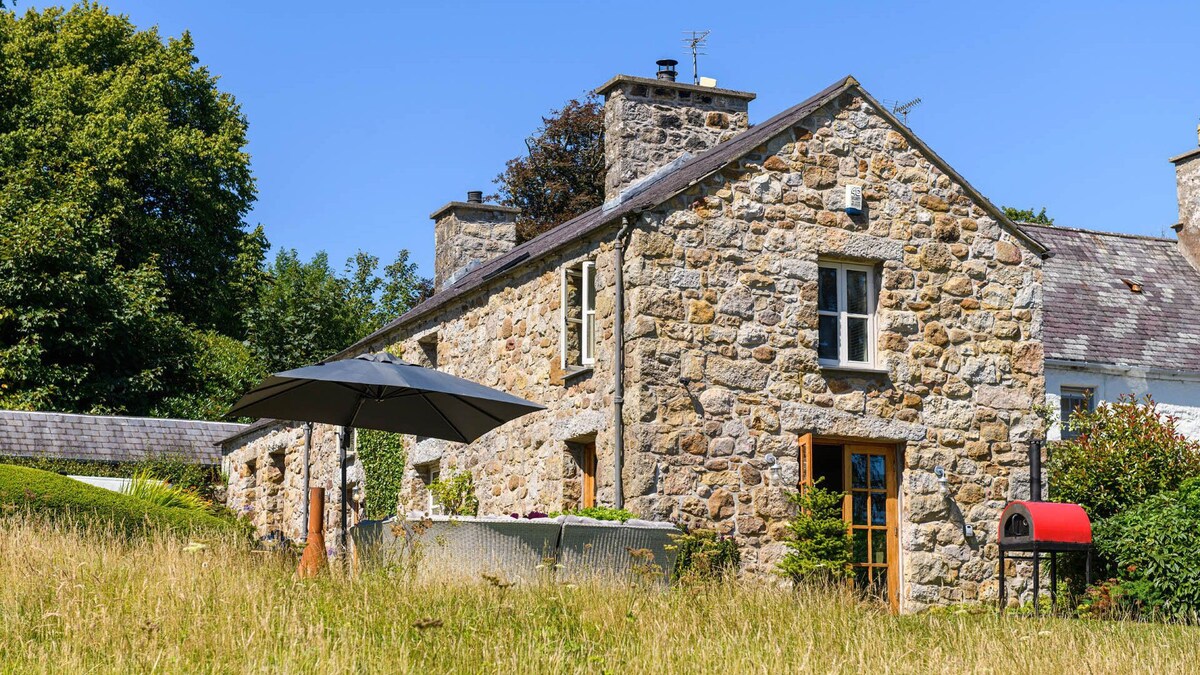 Idyllic stone cottage on private estate nr beach