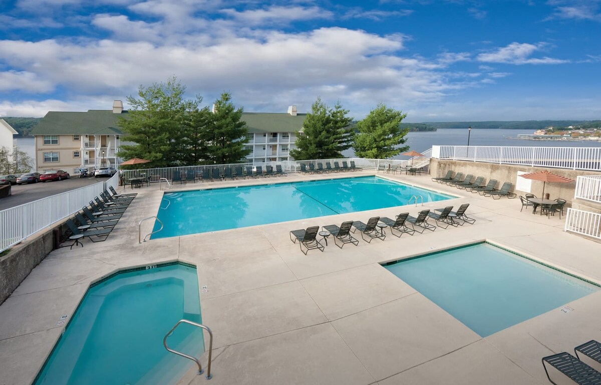 Lakeside Getaway: 1BR King Suite at Wyndham Ozarks
