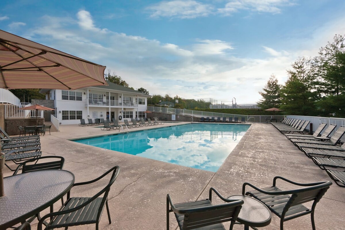 Lakeside Getaway: 1BR King Suite at Wyndham Ozarks