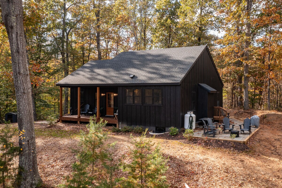 Modern cabin, hot tub, mtn views, fireplace