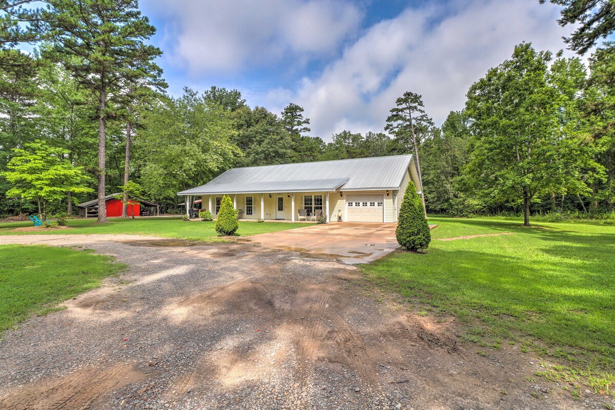 Higden Home w/ Furnished Porch, Spacious Yard