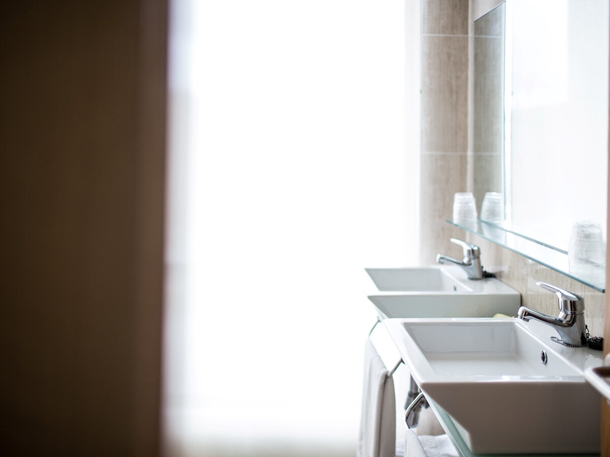 Junior Suite Baño con ducha en Hotel Puerta de Santillana