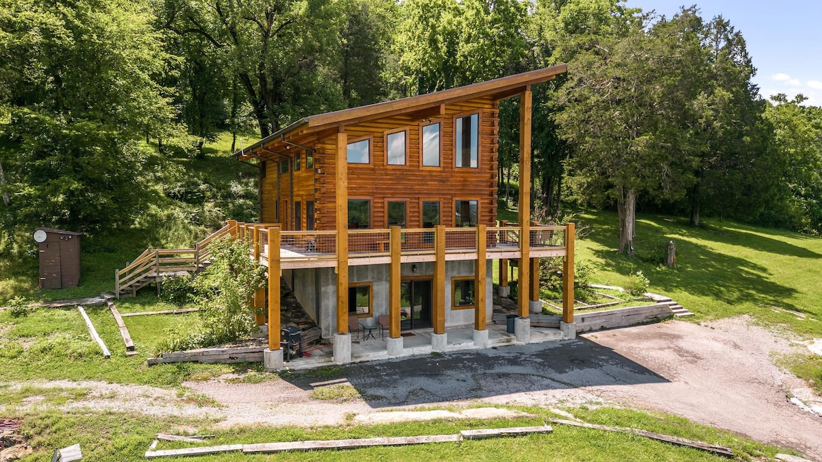 Panoramic Paradise: 3BR Cabin with Idyllic Views