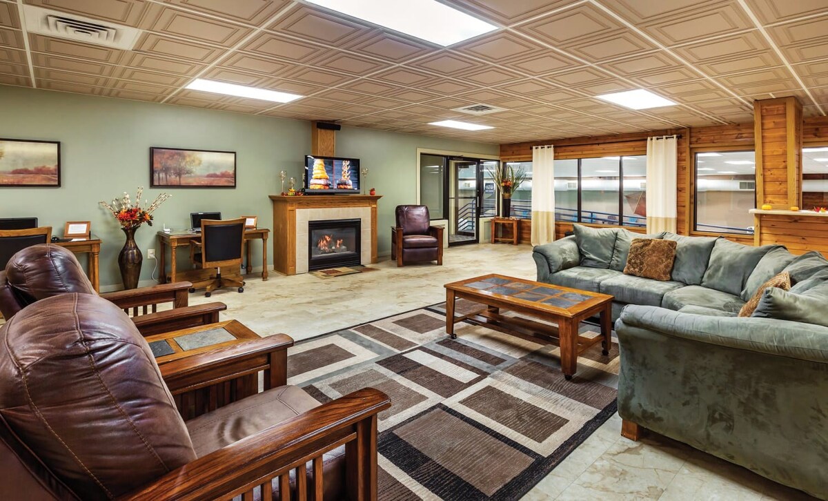 Cozy Retreat: 1BR King Suite @ Wyndham Tamarack