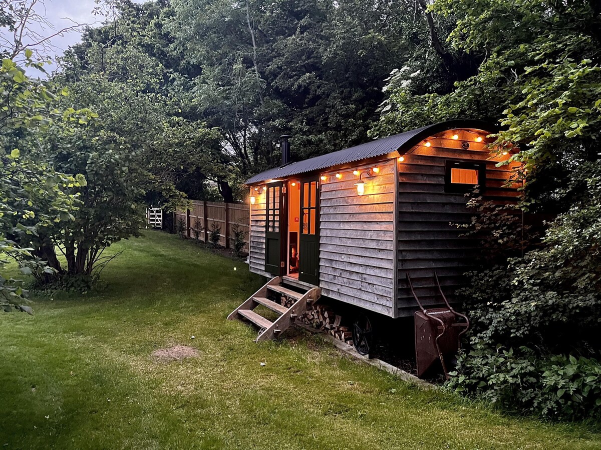 The Jolly Potter Luxury Equipped Shepherd's Hut