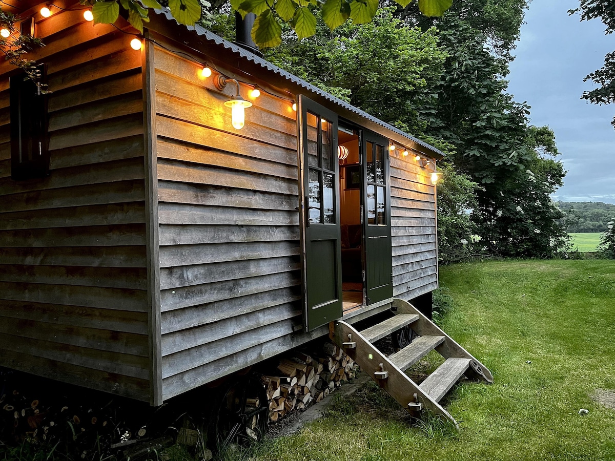 The Jolly Potter Luxury Equipped Shepherd's Hut